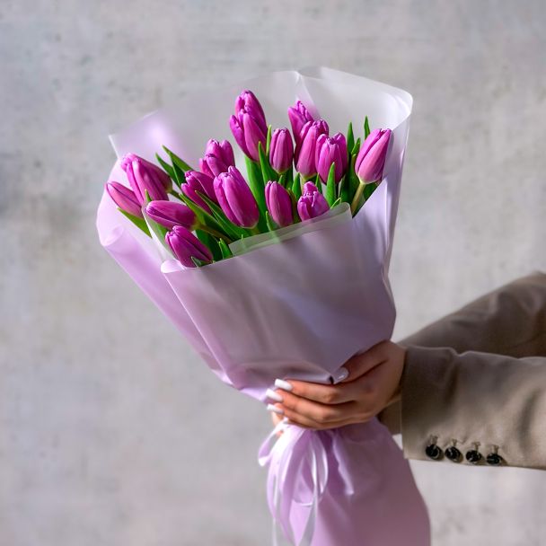 Букет из 19 фиолетовых тюльпанов