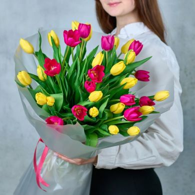 Букет из 35 тюльпанов в упаковке