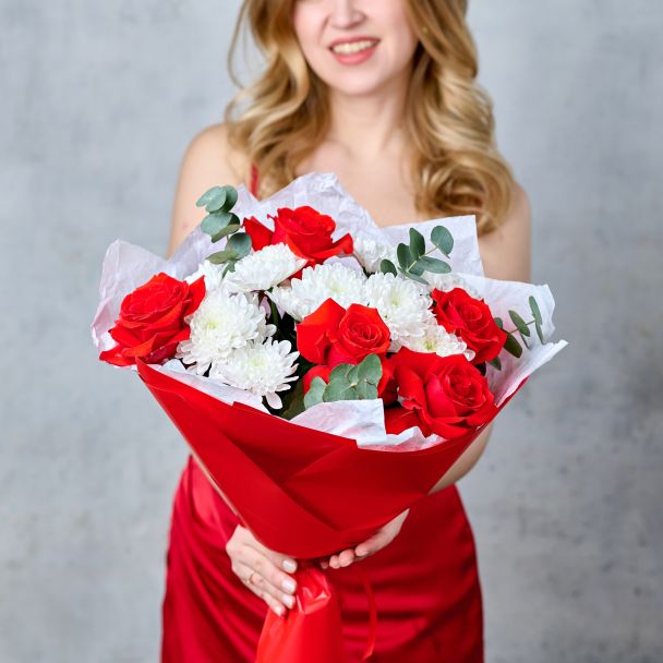 Букет из красных роз и хризантем