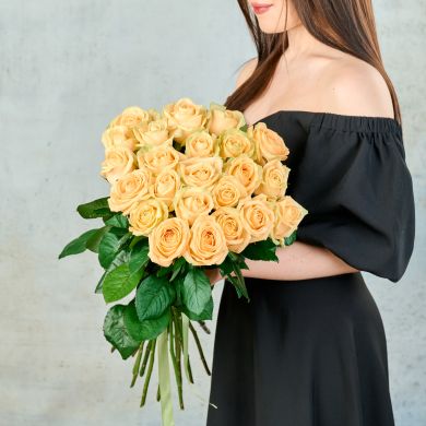 Букет из 25 кремовых Российских роз