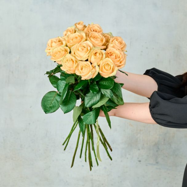 Букет из 15 кремовых Российских роз