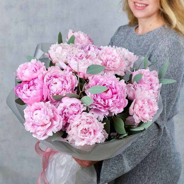 Букет из 15 розовых пионов