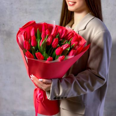 Букет из 25 малиновых тюльпанов