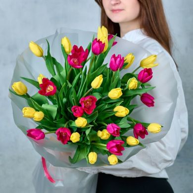 Букет из 35 тюльпанов в упаковке